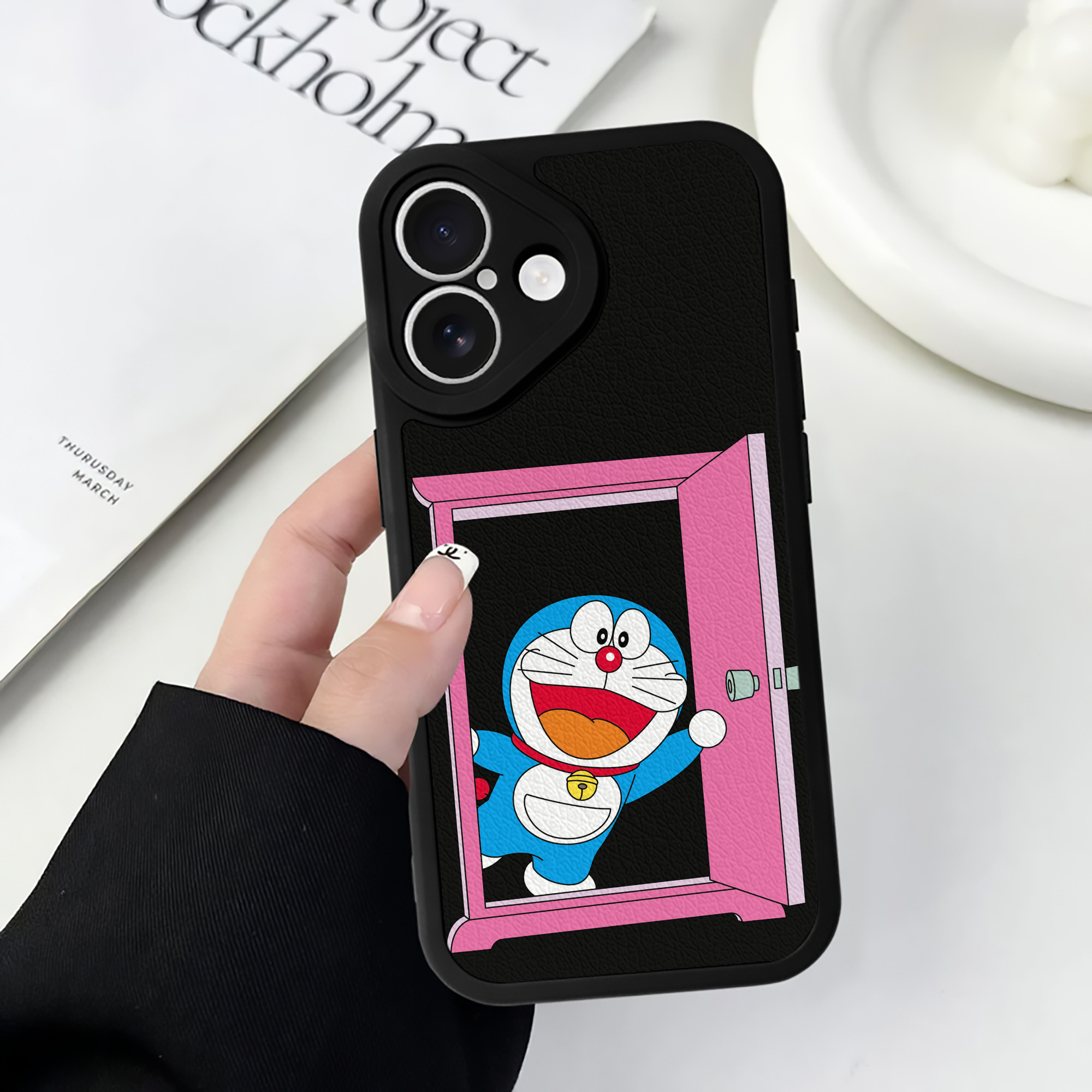 （画像用） ドラえもん Doraemon 【iPhone 16シリーズ対応】シリコンスマホケース（レザー調） 材質：シリコン